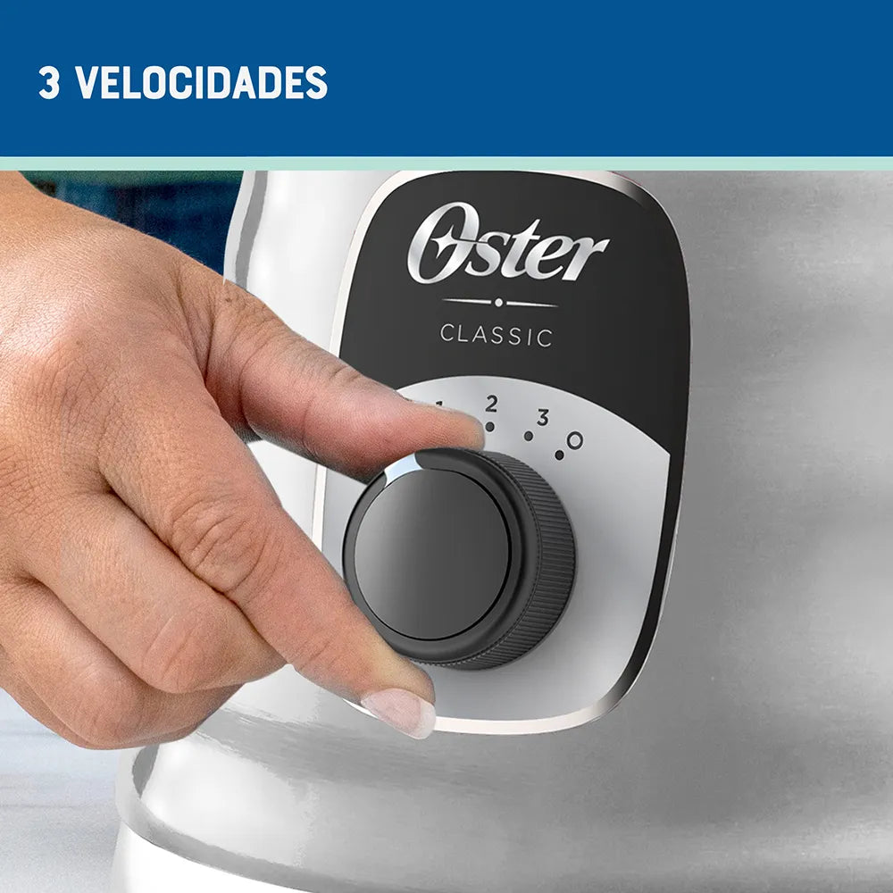 Licuadora clásica Oster® cromada con perilla ergonómica de 3 velocidades BLST4655